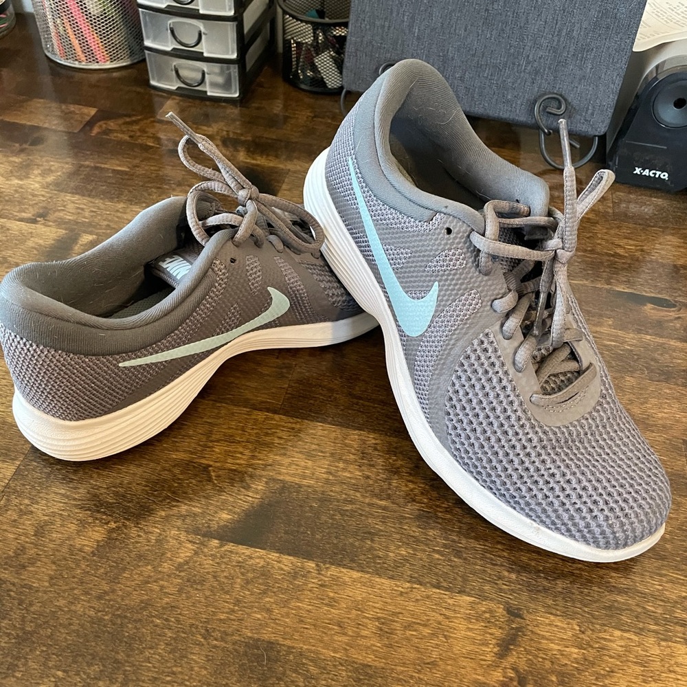 Ladies gray nike sneakers. Like new